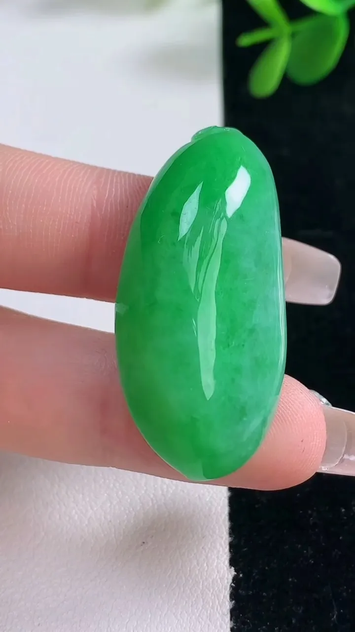 天然A货翡翠福瓜吊坠，尺寸39.6-18.5-12.6，重量:15.51g
12月26日