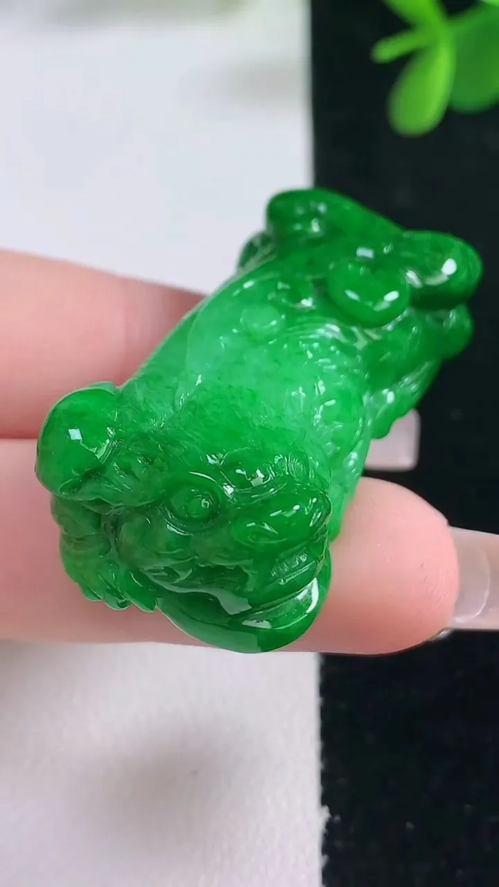 天然A货翡翠貔貅吊坠，尺寸40.3-17.7-12.4，重量:24.00g
12月26日