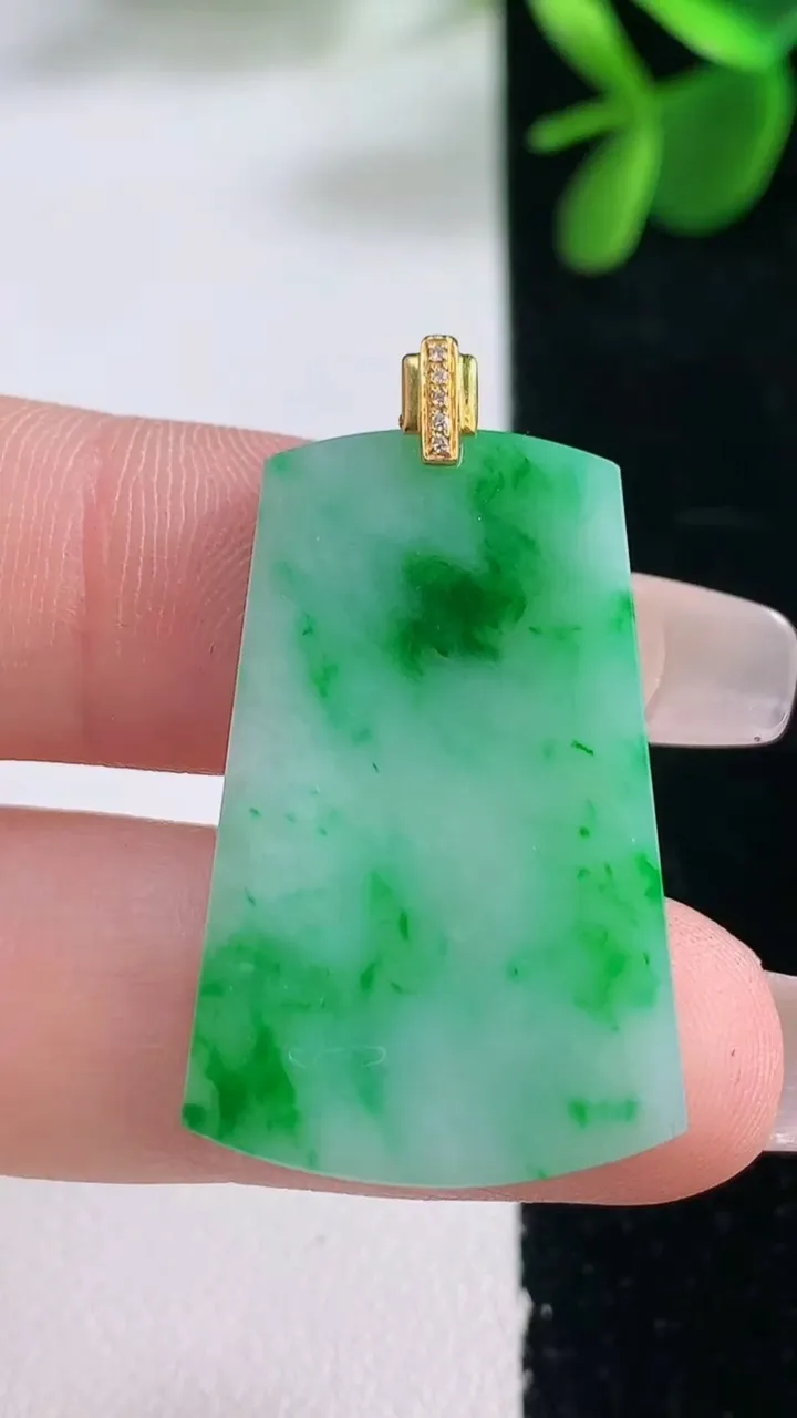 天然A货翡翠无事牌吊坠，尺寸30.6-19.7-2.4，重量:4.61g
12月26日