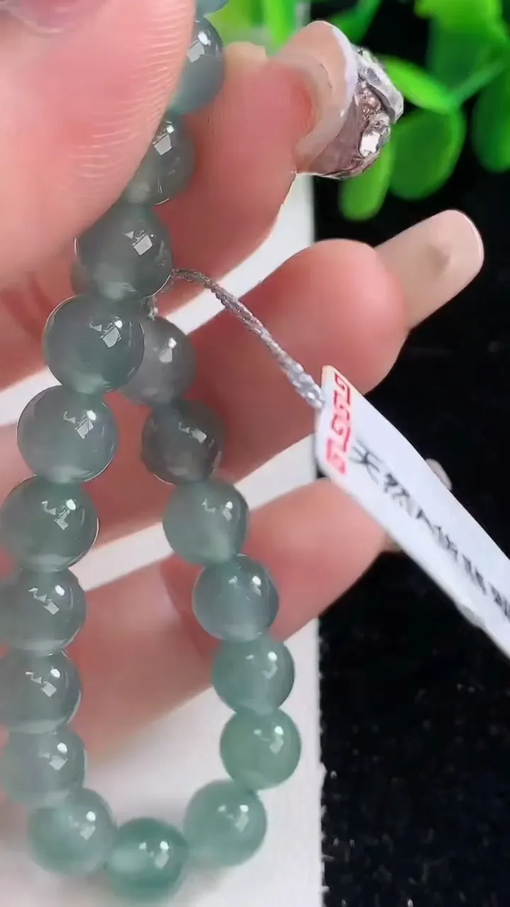 天然A货翡翠圆珠手串，尺寸7.7-25颗，重量:20.71g12月26日
工厂直销收藏佳品,种好水足，色泽均匀，有种有色，上手高大气！