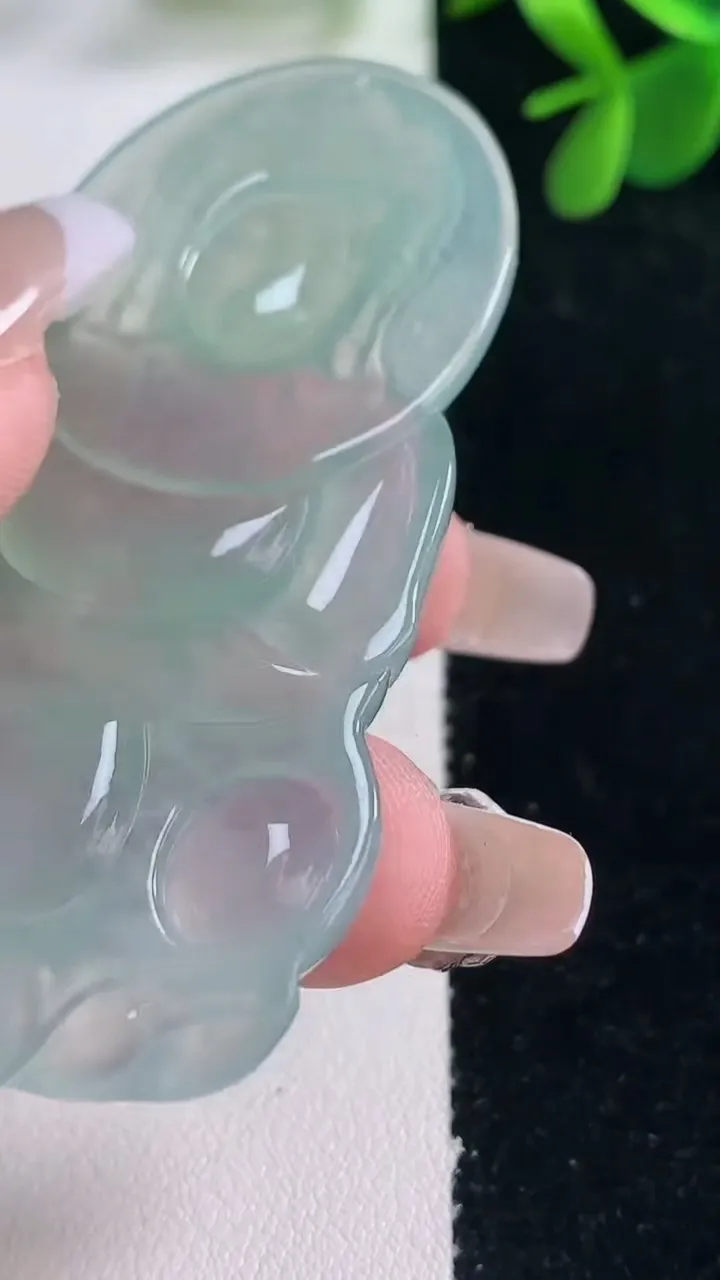 天然A货翡翠观音菩萨吊坠，尺寸66.4-40.8-5.5，重量:29.11g
12月26日