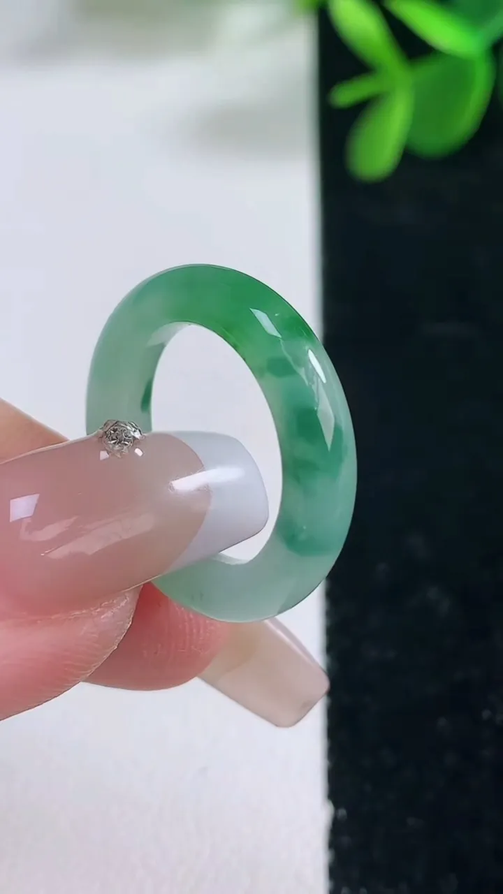 天然A货翡翠指环戒指，尺寸15.5-4.4-3，重量:2.93g2025年12月26日
工厂直销收藏佳品,种好水足，色泽均匀，有种有色，上手高大气！