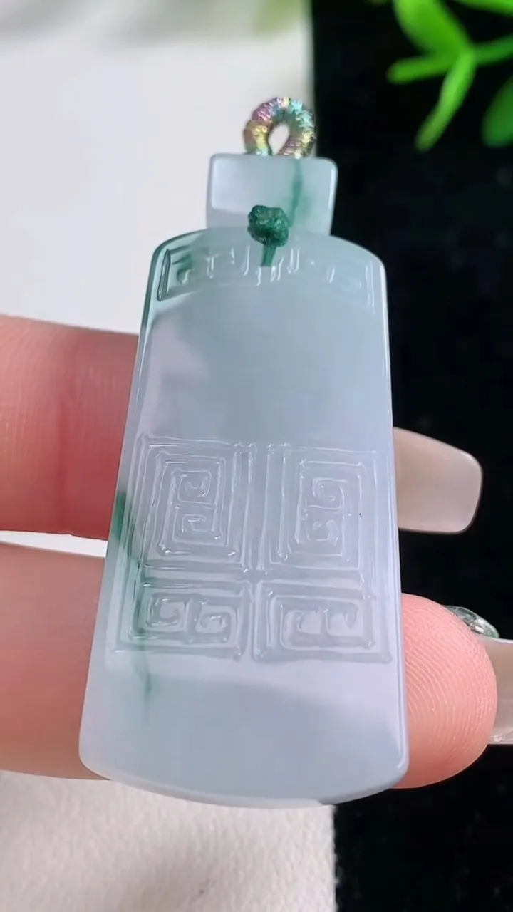 天然A货翡翠飘花仿古无事牌吊坠，尺寸39.8-20.3-5.6，重量:14.75g
12月26日