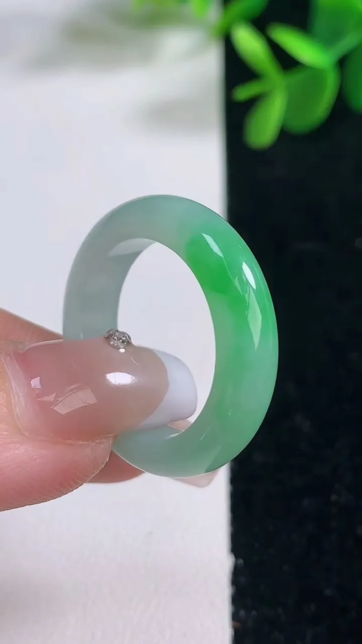 天然A货翡翠指环戒指，尺寸19.5-5.6-3.7，重量:5.19g2025年12月26日
工厂直销收藏佳品,种好水足，色泽均匀，有种有色，上手高大气！