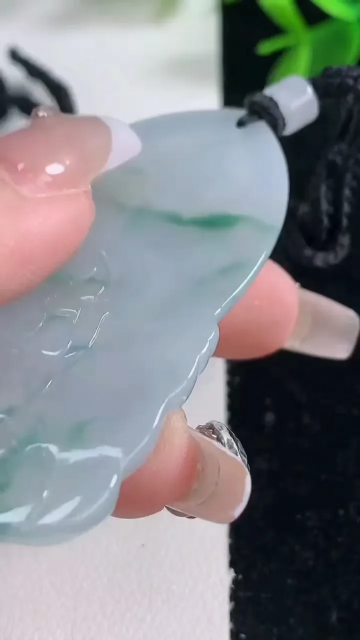 天然A货翡翠飘花观音菩萨吊坠，尺寸63.5-34.7-5.3，重量:30.12g
12月26日