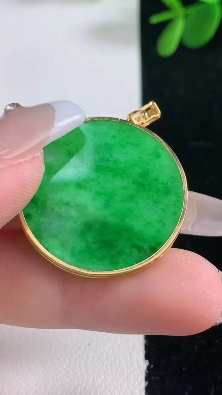 天然A货翡翠无事牌吊坠，尺寸27.2-2.2，重量:5.39g
12月26日