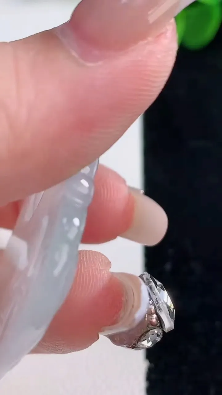 天然A货翡翠种白冰观音菩萨吊坠，尺寸55-37.5-5，重量:18.61g
12月26日