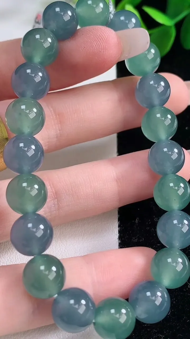 天然A货翡翠圆珠手串，尺寸9.8-20颗，重量:33.12g12月26日
工厂直销收藏佳品,种好水足，色泽均匀，有种有色，上手高大气！