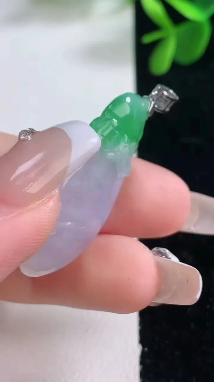 天然A货翡翠18K金春带彩紫罗兰福瓜吊坠，尺寸36.2-14.3-7，重量:6.92g
12月26日