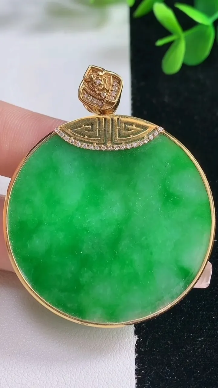 天然A货翡翠无事牌吊坠，尺寸45-3.5，重量:24.36g
12月26日