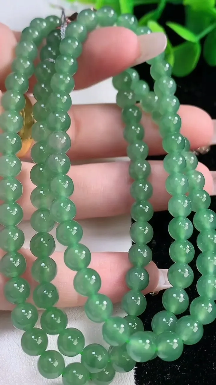 天然A货翡翠圆珠项链，尺寸6-108颗，重量:41.44g12月26日
工厂直销收藏佳品,种好水足，色泽均匀，有种有色，上手高大气！