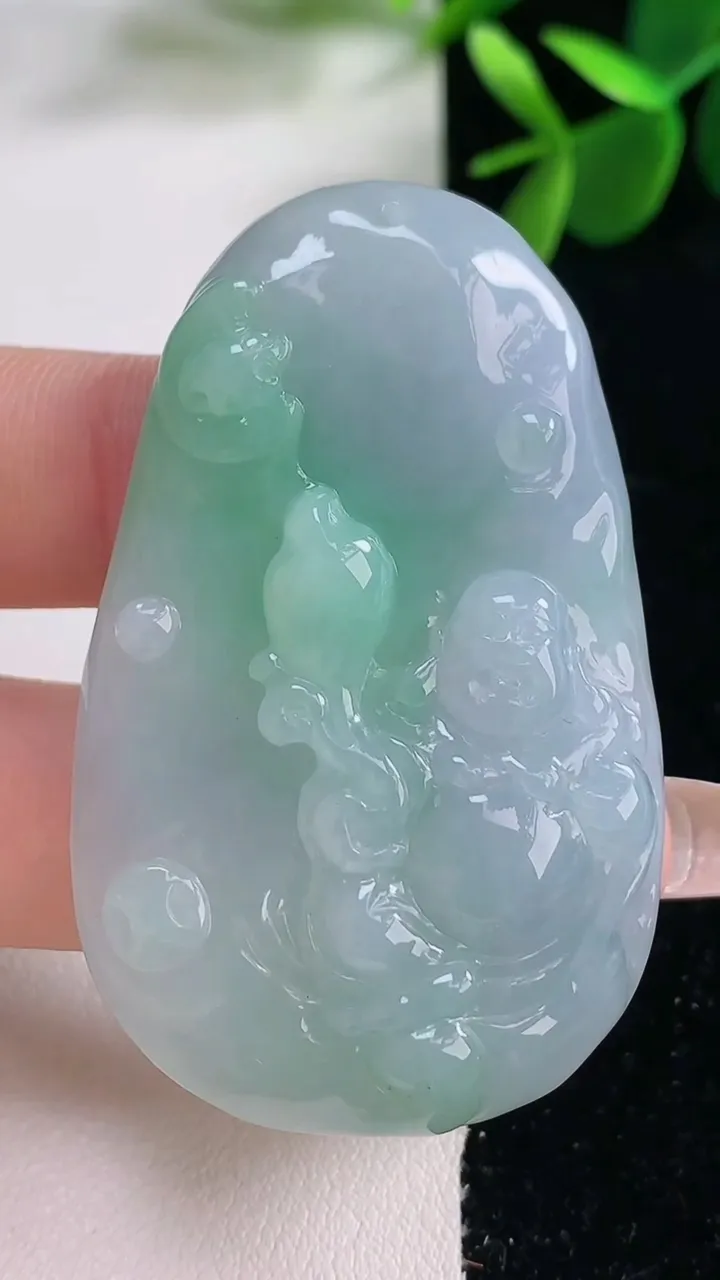 天然A货翡翠逍遥佛吊坠，尺寸53.7-33.6-8，重量:27.26g
12月26日