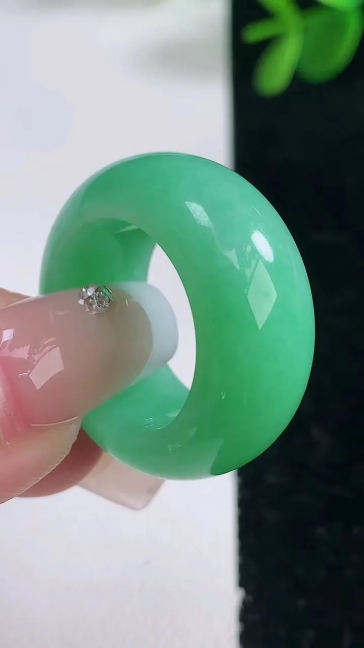 天然A货翡翠指环扳指，尺寸17.6-11-5，重量:12.07g2025年12月26日
工厂直销收藏佳品,种好水足，色泽均匀，有种有色，上手高大气！