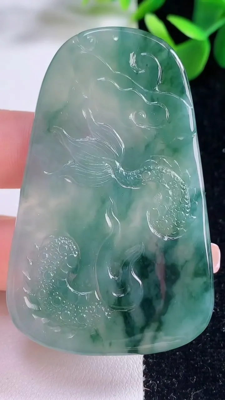 天然A货翡翠飘花龙牌吊坠，尺寸63-40.3-5.2，重量:27.86g
12月26日