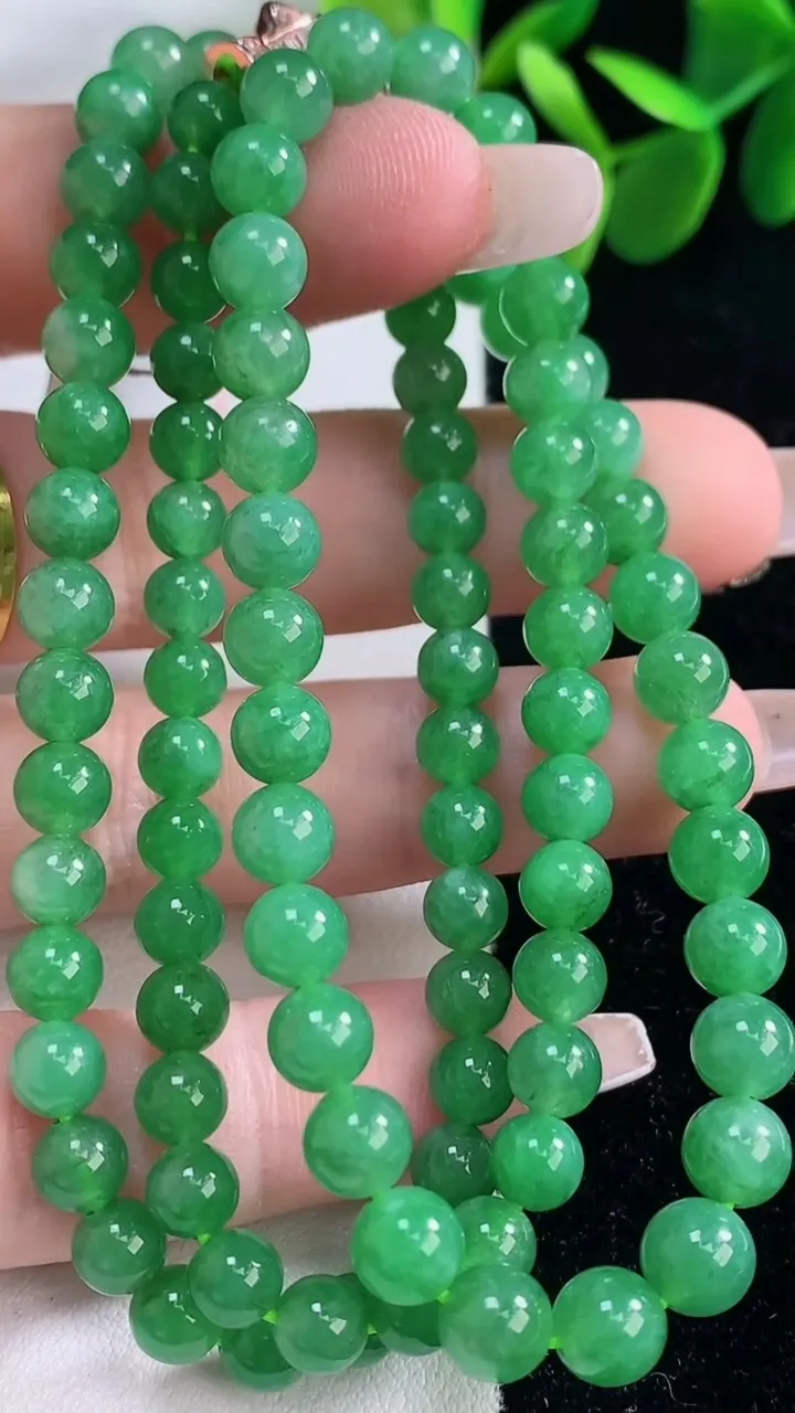 天然A货翡翠圆珠项链，尺寸6-97颗，重量:32.59g
12月26日