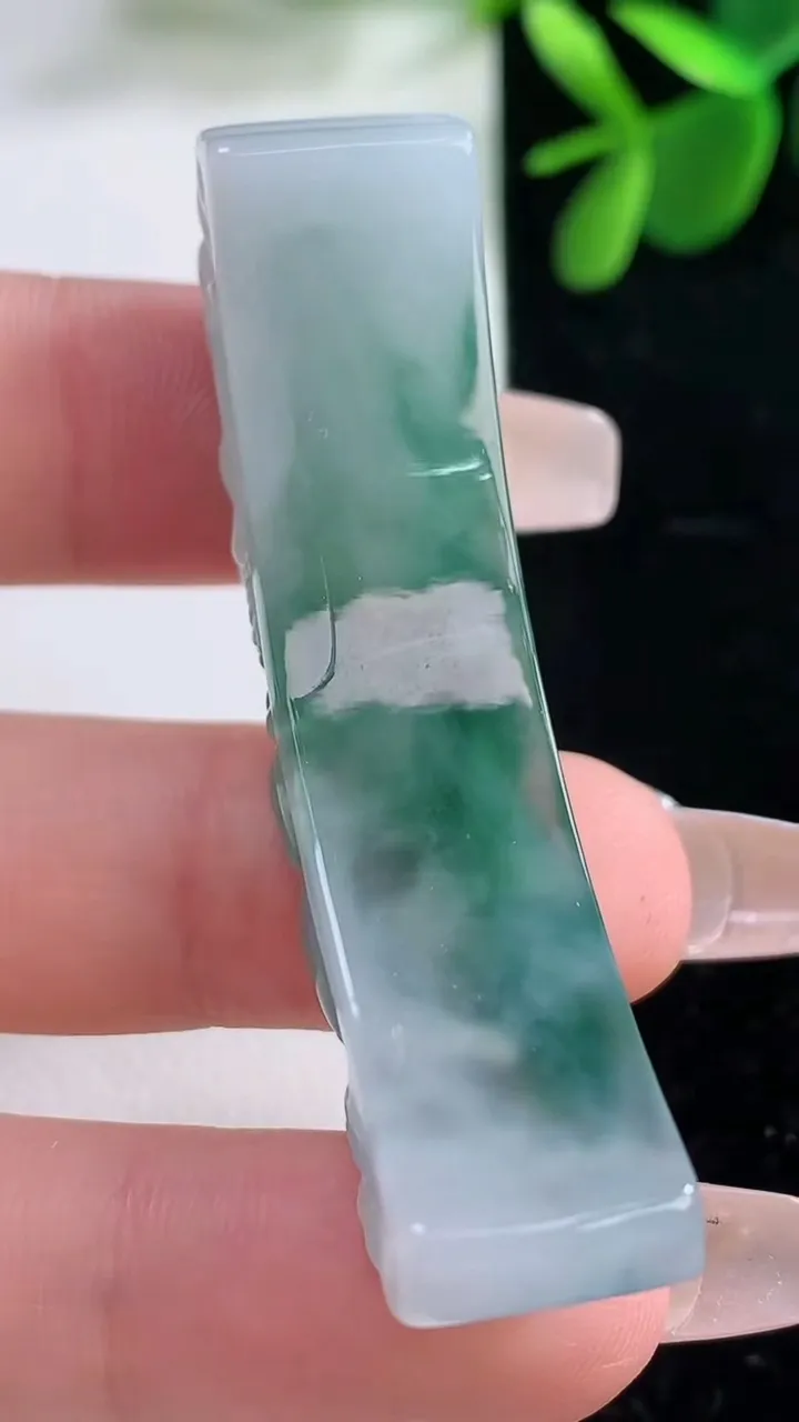 天然A货翡翠冰种飘花龙牌手牌，尺寸53.8-11.8-12，重量:19.25g
12月26日