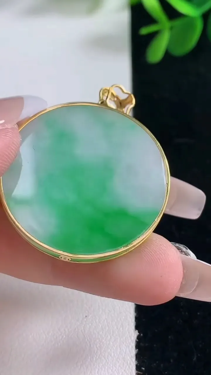 天然A货翡翠无事牌吊坠，尺寸31.2-2.7，重量:8.32g
12月26日