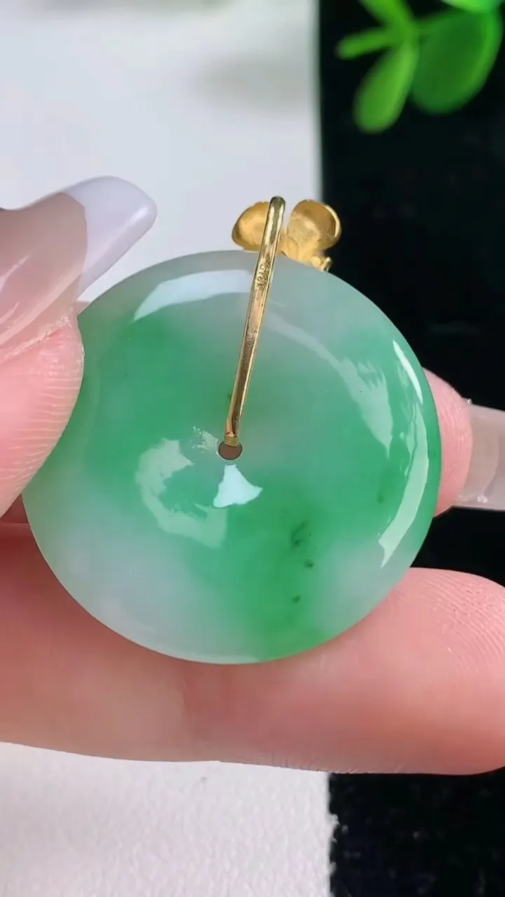 天然A货翡翠平安扣吊坠，尺寸28.8-4.3，重量:8.82g
12月26日