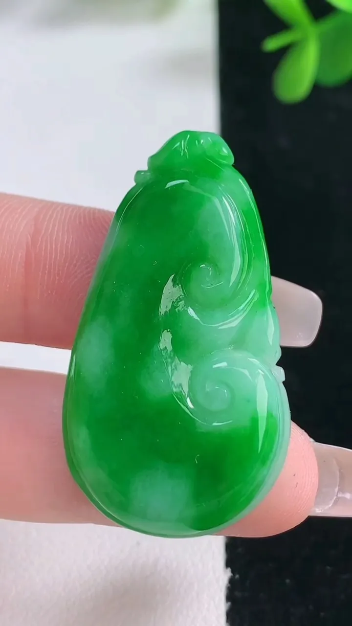 天然A货翡翠如意吊坠，尺寸40.7-22.6-5.8，重量:10.38g
12月26日