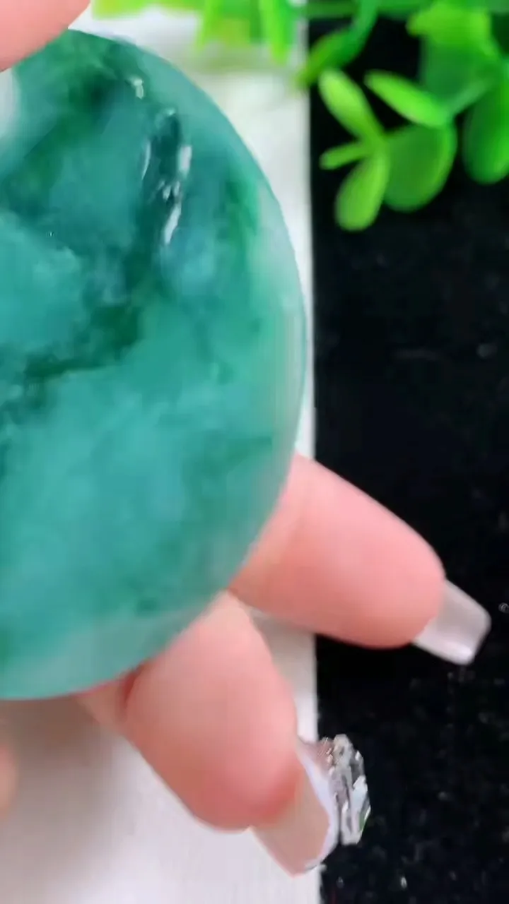 天然A货翡翠一念之间吊坠，尺寸53.3-4.7，重量:31.66g
12月26日