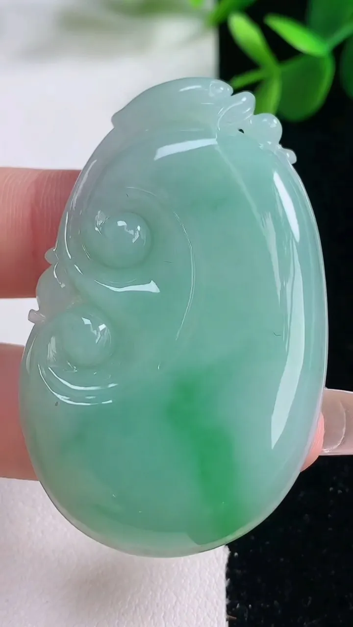 天然A货翡翠如意吊坠，尺寸53.2-33.3-6.7，重量:25.71g
12月26日