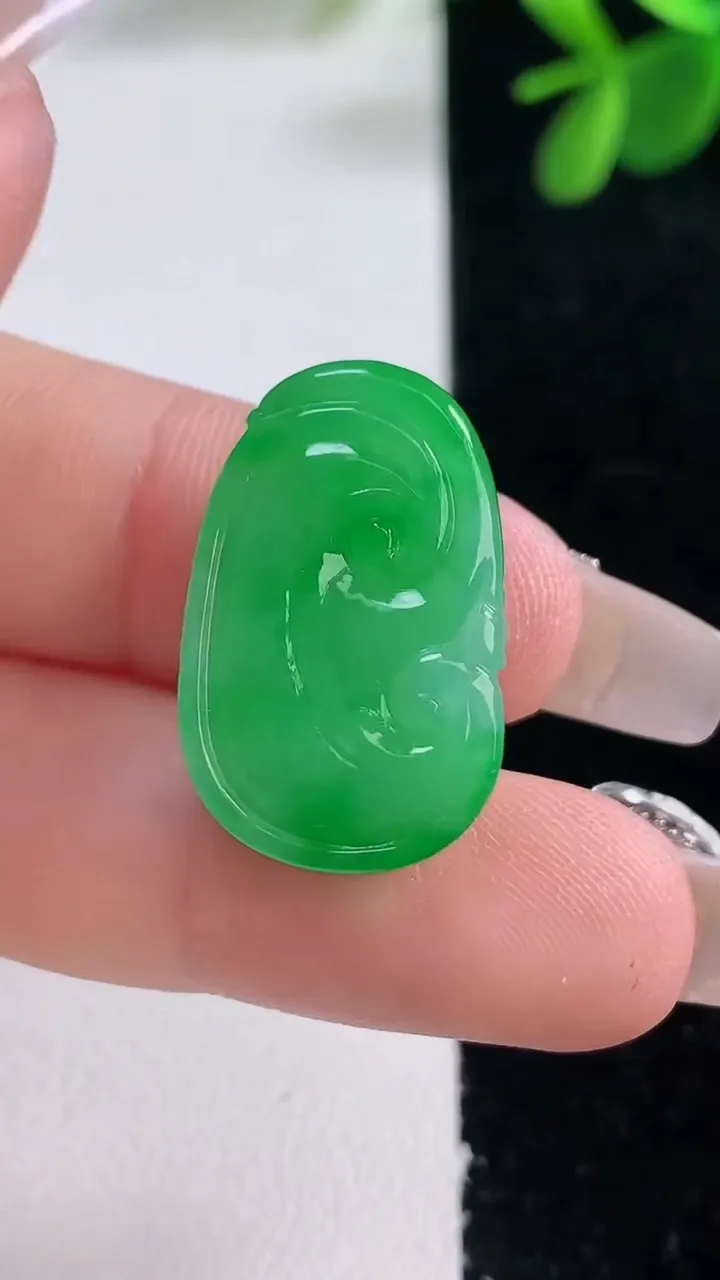 天然A货翡翠如意吊坠，尺寸23.6-15-5.7，重量:4.75g
12月26日