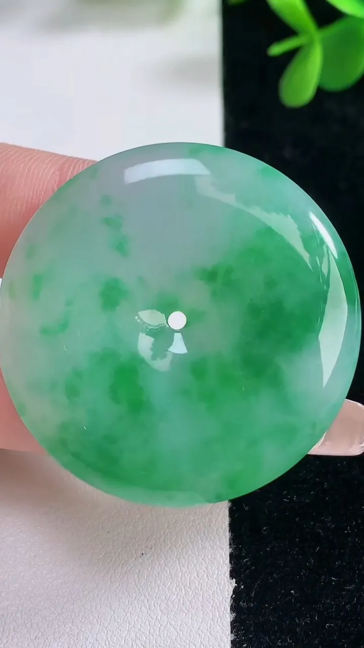 天然A货翡翠平安扣吊坠，尺寸40.8-6.4，重量:22.93g
12月26日