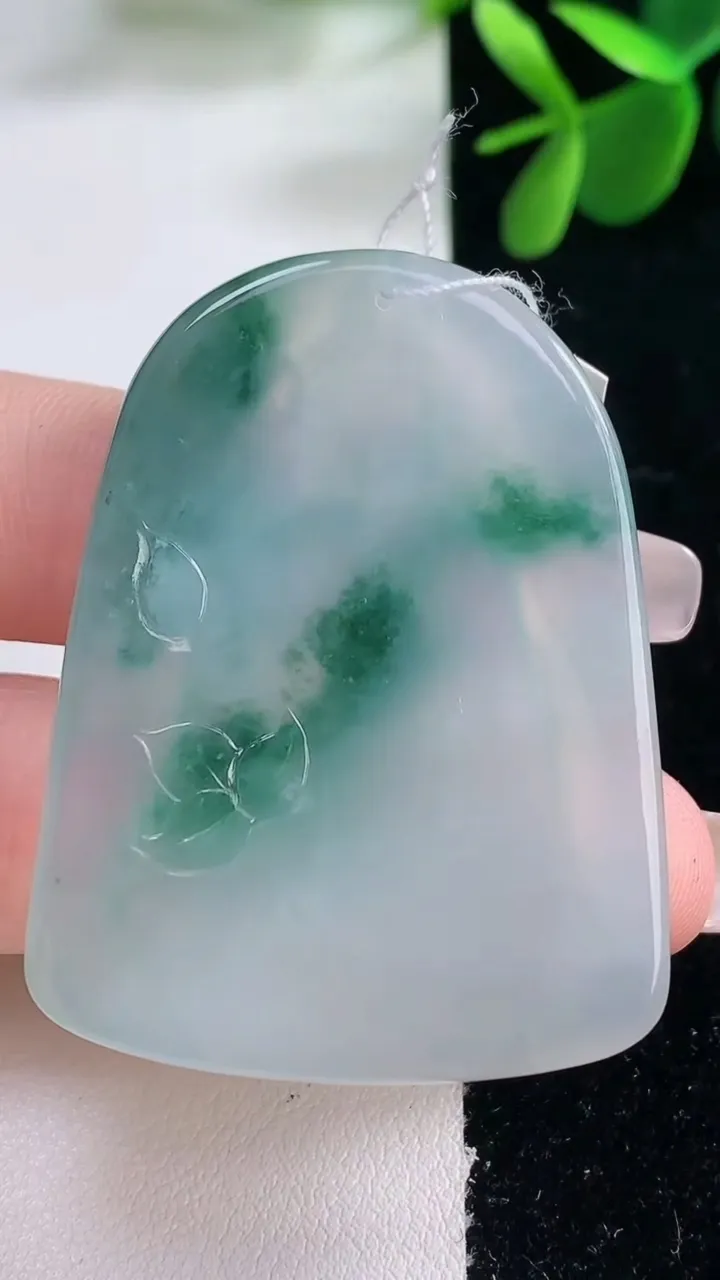 天然A货翡翠冰种飘花观音菩萨吊坠，尺寸47.2-35.4-5.4，重量:20.84g
12月26日