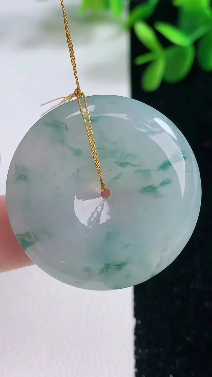 天然A货翡翠冰种飘花平安扣吊坠，尺寸33-6，重量:13.18g
12月26日