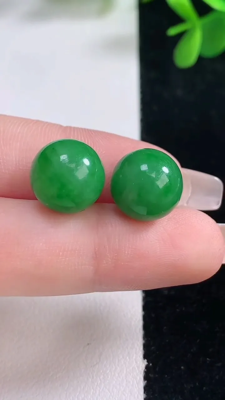 天然A货翡翠圆珠镶嵌件一对，尺寸12，重量:6.13g12月26日
工厂直销收藏佳品,种好水足，色泽均匀，有种有色，上手高大气！