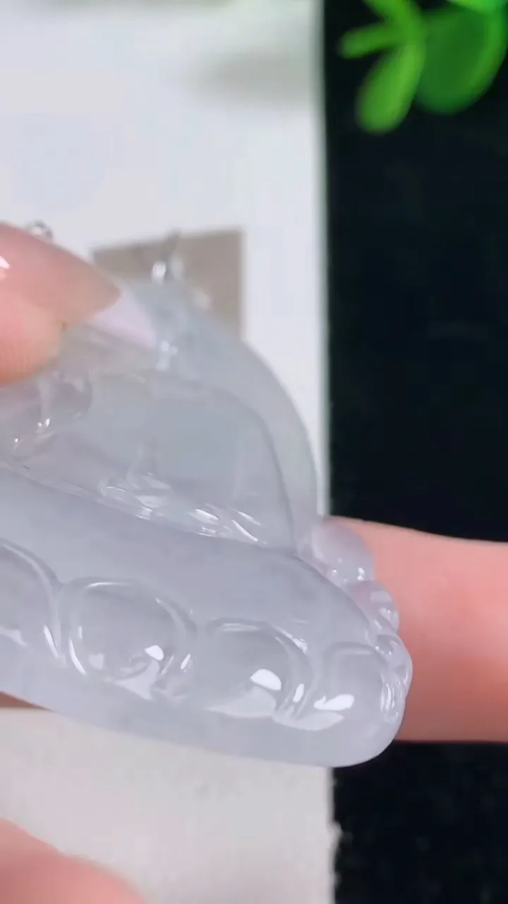 天然A货翡翠种白冰观音菩萨吊坠，尺寸55-37.5-5，重量:18.61g
12月26日