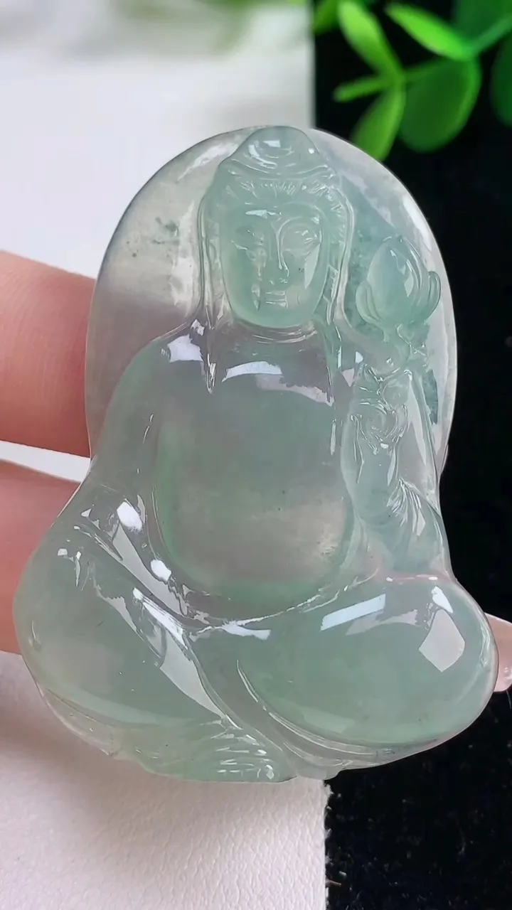 天然A货翡翠大势至菩萨吊坠，尺寸54.5-40-6.5，重量:23.23g
12月26日