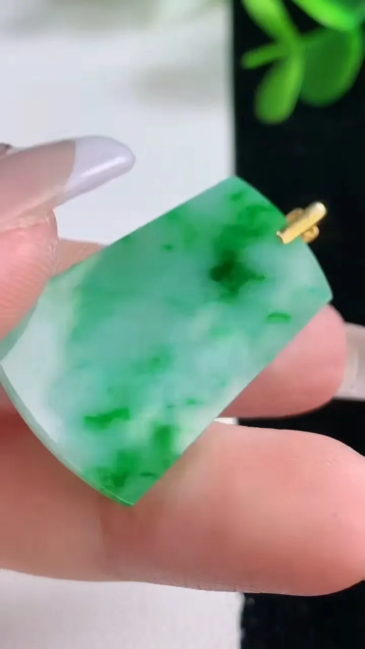 天然A货翡翠无事牌吊坠，尺寸30.6-19.7-2.4，重量:4.61g
12月26日