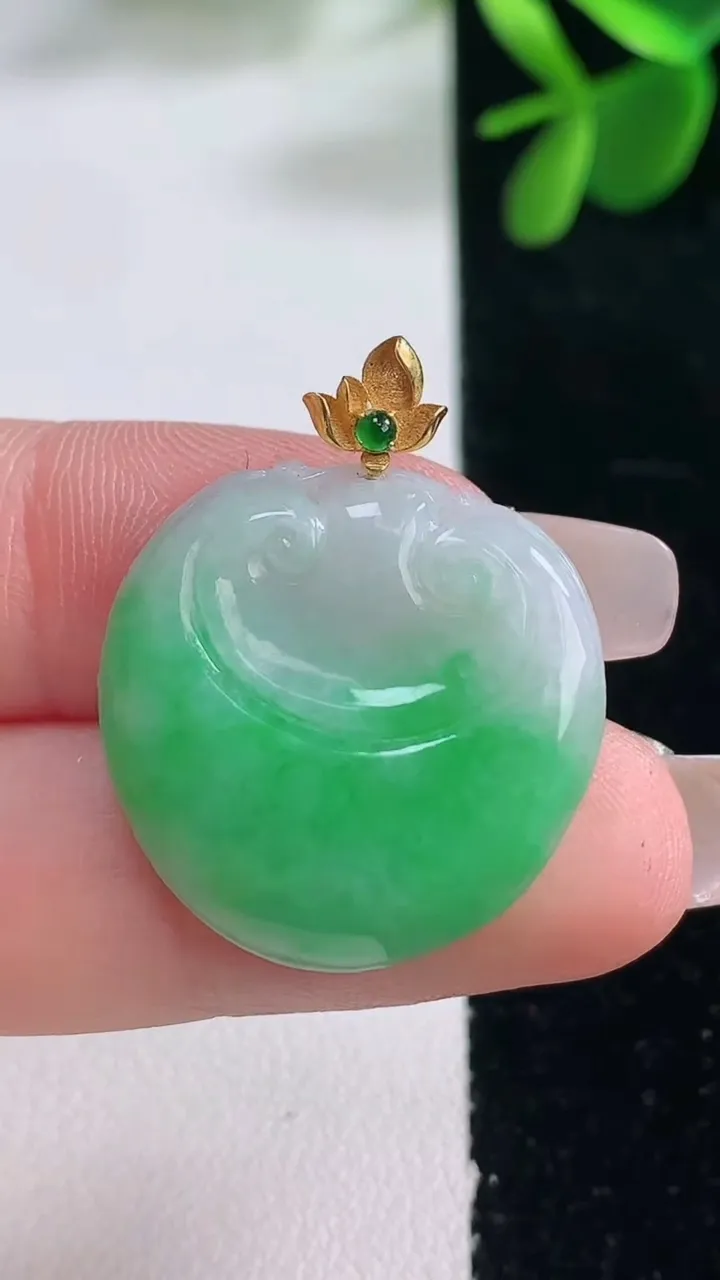 天然A货翡翠如意头吊坠，尺寸23-23.5-4.2，重量:4.43g
12月26日