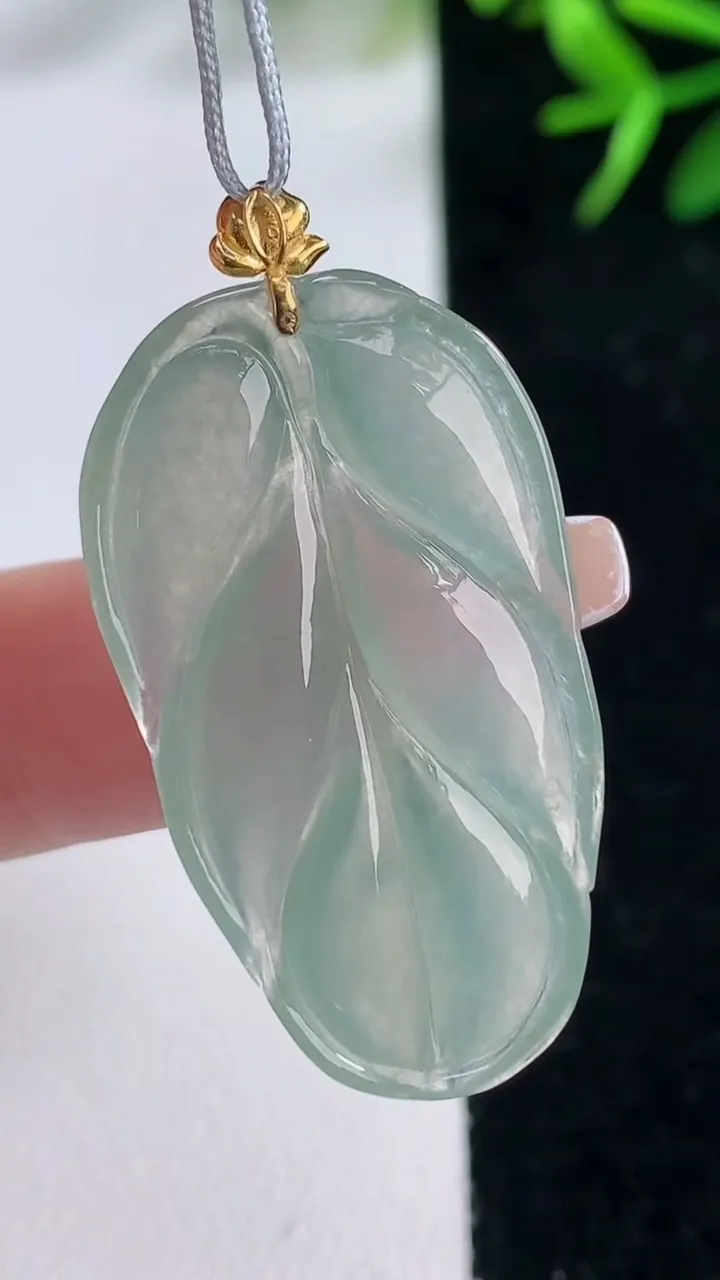 天然A货翡翠金枝玉叶 叶子吊坠，尺寸34.3-18.5-4.2，重量:5.08g
12月26日