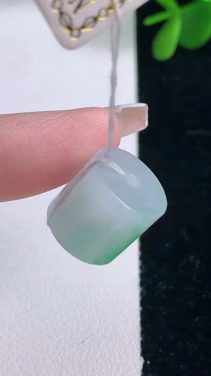 天然A货翡翠路路通吊坠，尺寸12.6-12.8，重量:5.79g
12月26日