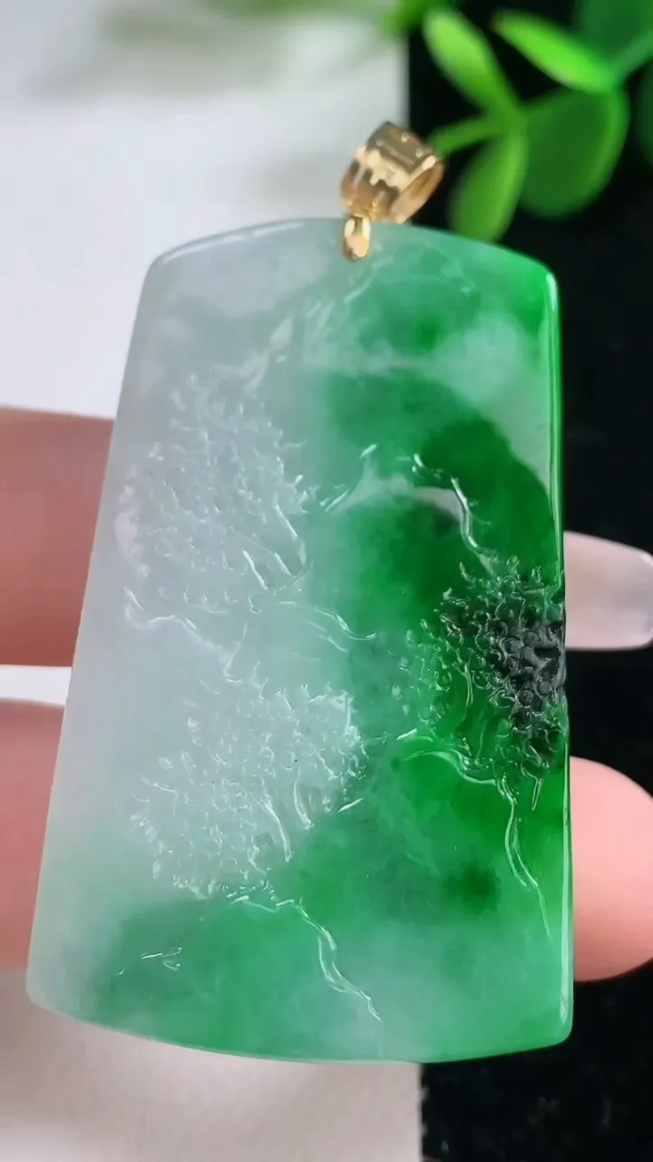 天然A货翡翠山水牌吊坠，尺寸48.9-29.5-5，重量:18.77g
12月26日