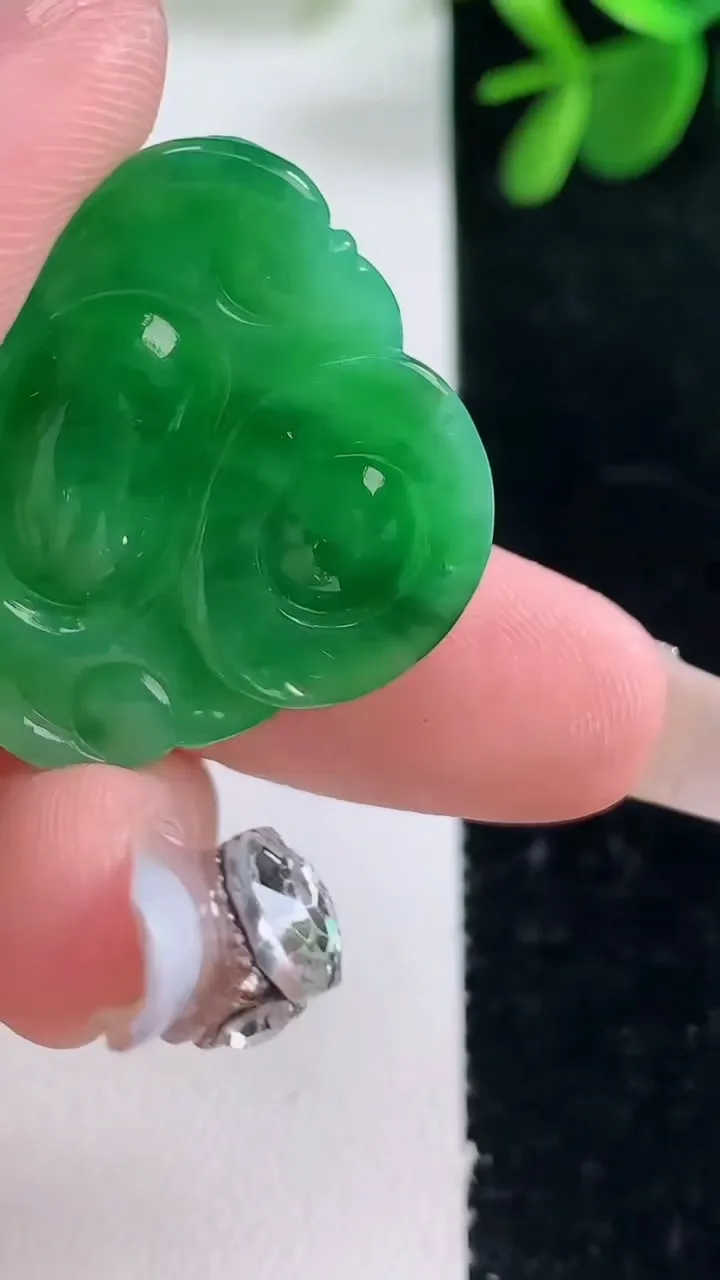 天然A货翡翠佛公吊坠，尺寸24.8-31.5-5.9，重量:7.54g
12月26日