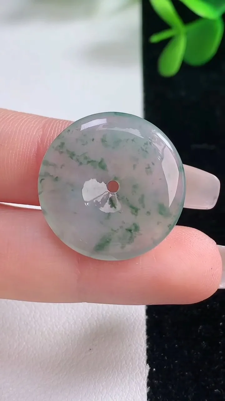 天然A货翡翠冰种飘花平安扣吊坠，尺寸23.8-4，重量:5.09g
12月26日