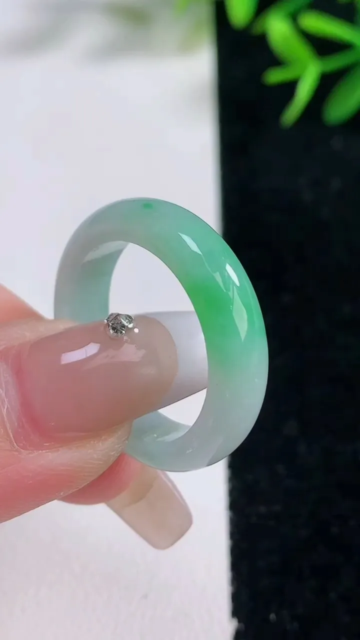天然A货翡翠指环戒指，尺寸19.7-5.6-3.4，重量:4.50g2025年12月26日
工厂直销