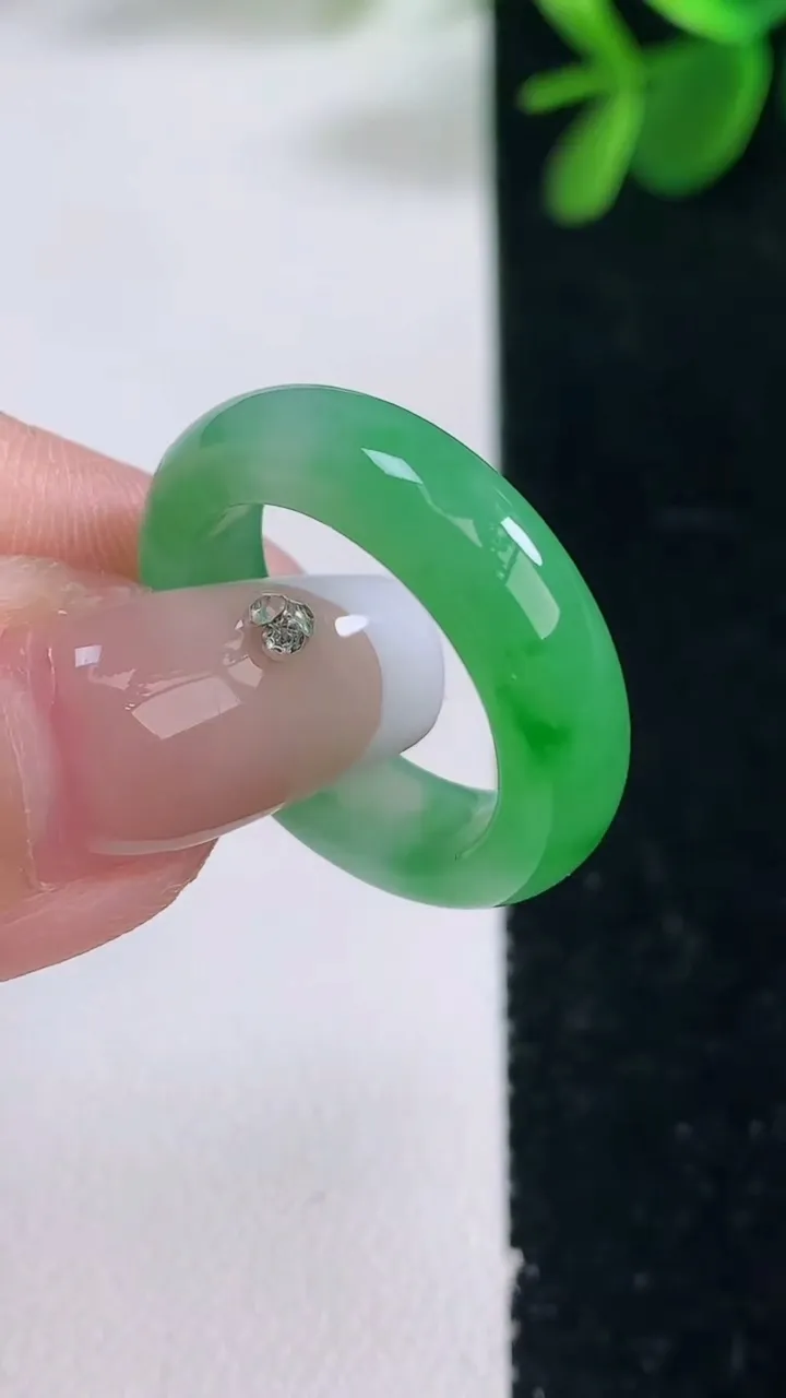 天然A货翡翠指环戒指，尺寸17.3-5.6-3.2，重量:4.19g2025年12月26日
工厂直销收藏佳品,种好水足，色泽均匀，有种有色，上手高大气！