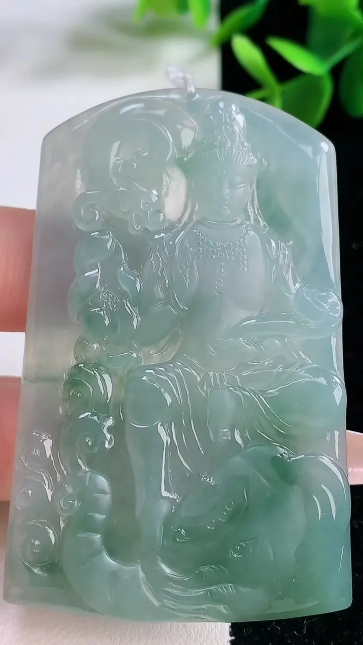天然A货翡翠普贤菩萨吊坠，尺寸65.8-41.8-4.9，重量:32.82g
12月26日