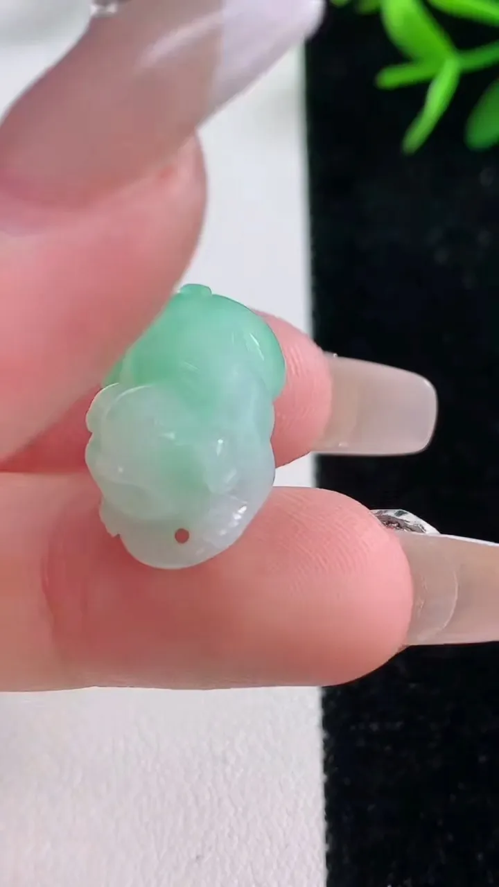 天然A货翡翠生肖猪吊坠，尺寸19.7-13.3-11，重量:5.58g
12月26日