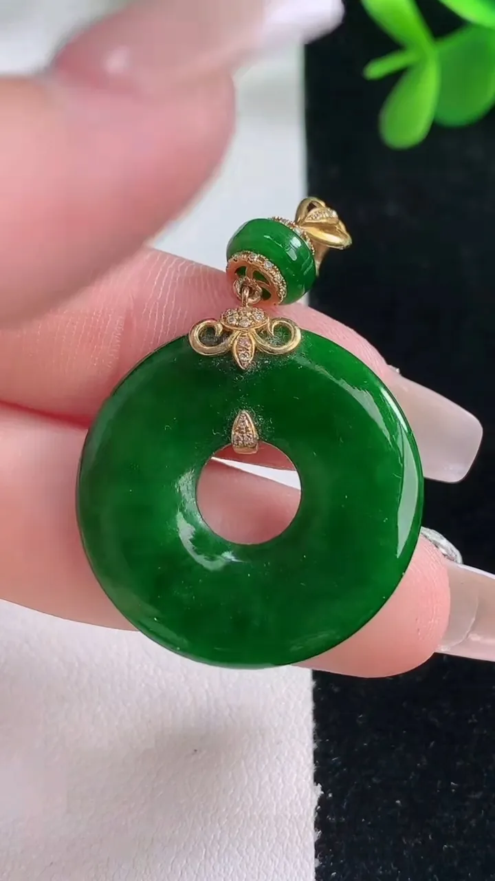 天然A货翡翠平安环吊坠，尺寸26.6-3，重量:6.27g
12月26日