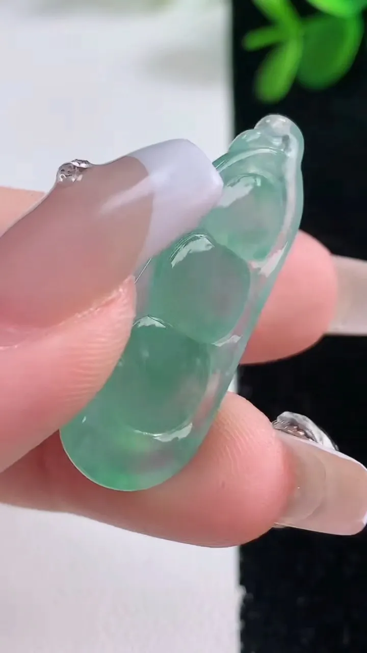 天然A货翡翠福豆吊坠，尺寸33.8-14.5-5.8，重量:4.70g
12月26日