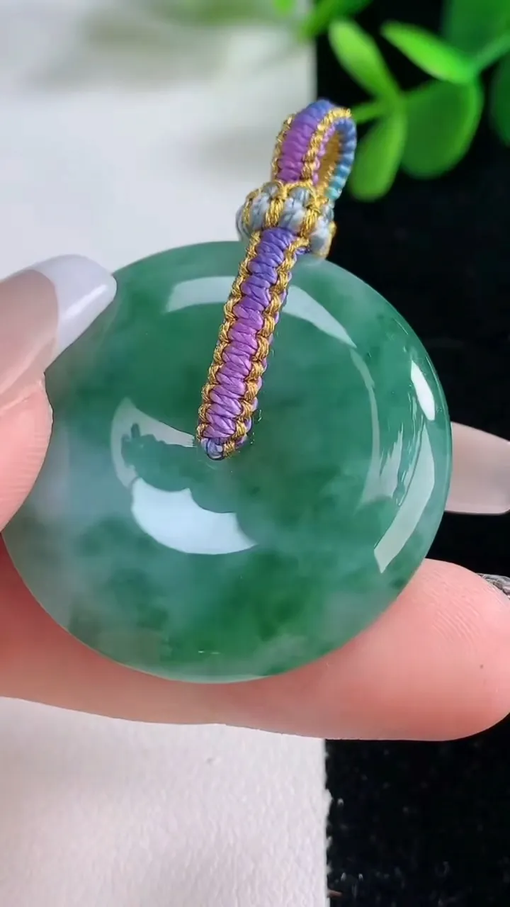 天然A货翡翠平安扣吊坠，尺寸35.2-5.7，重量:15.79g
12月26日