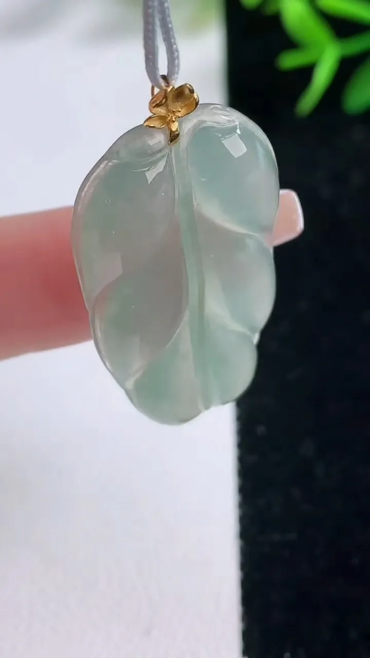 天然A货翡翠金枝玉叶 叶子吊坠，尺寸34.3-18.5-4.2，重量:5.08g
12月26日