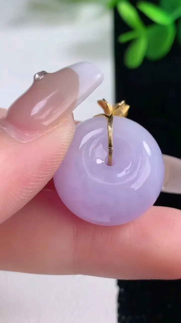 天然A货翡翠18K金紫罗兰路路通吊坠，尺寸20.3-12.7，重量:10.90g
12月26日