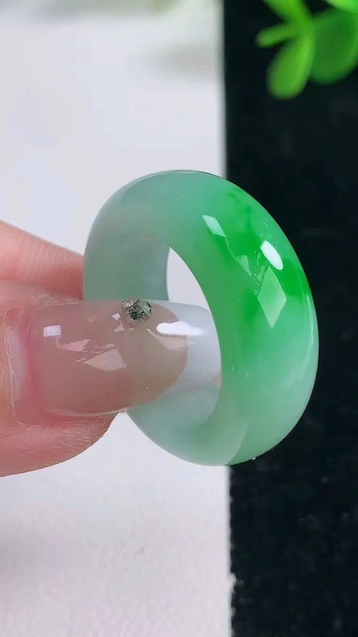 天然A货翡翠指环戒指，尺寸18.3-9-4，重量:8.38g2025年12月26日
工厂直销收藏佳品