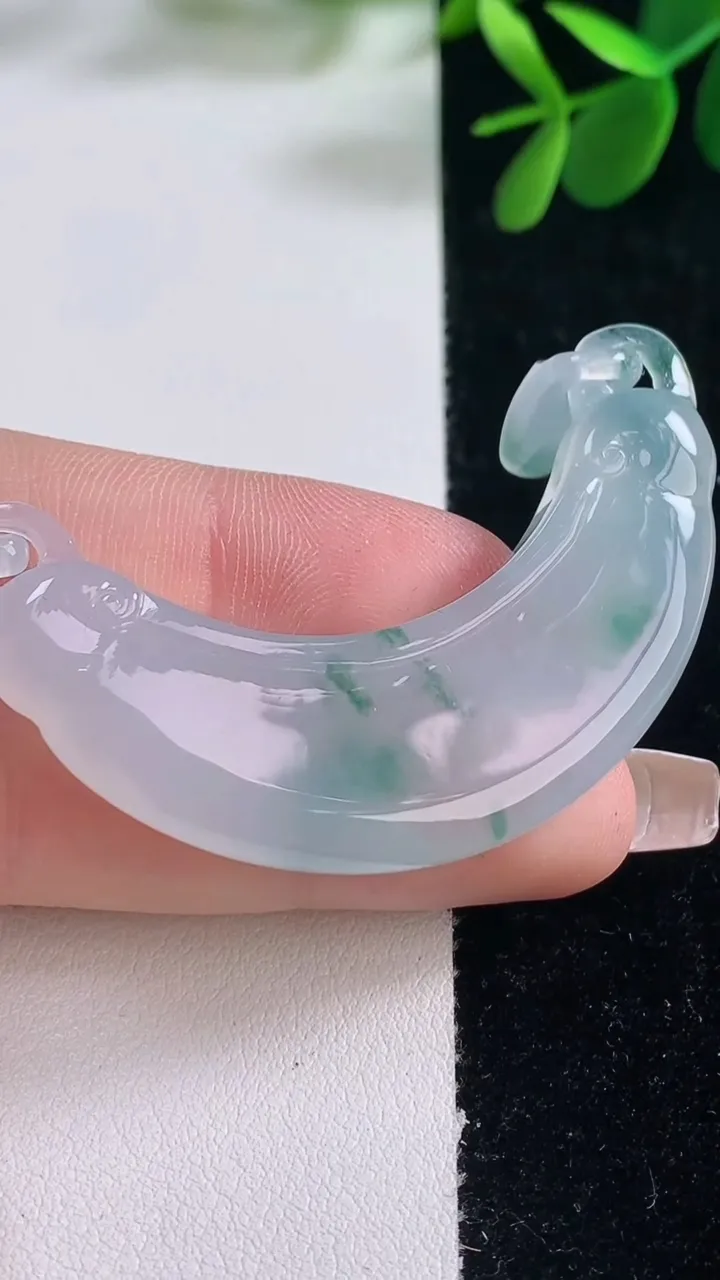 天然A货翡翠冰种飘花如意锁吊坠，尺寸53.4-15.2-6.4，重量:18.44g
12月26日